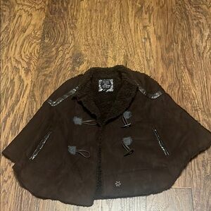 New York Yoki girls, size (8-10) Brown Cape with Toggle Closures
